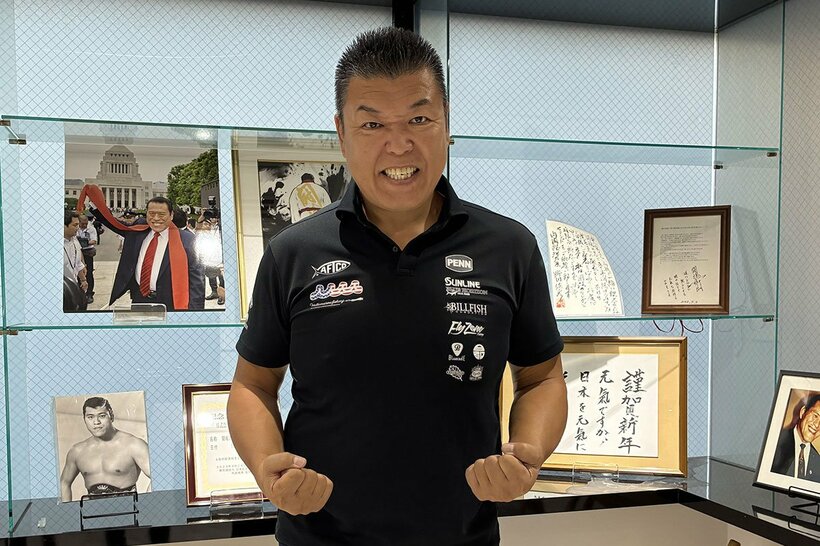 ハッスルポーズの小川直也氏