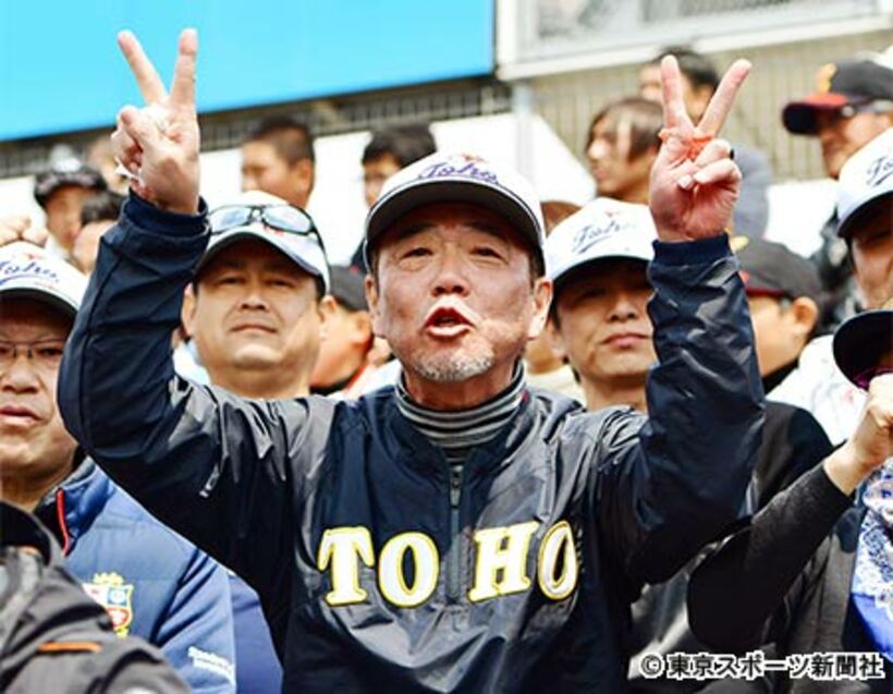  観戦する大橋OB会長
