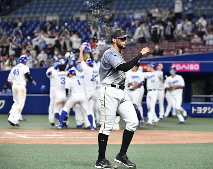  肩を落としてマウンドを降りる阪神・スアレス（中）