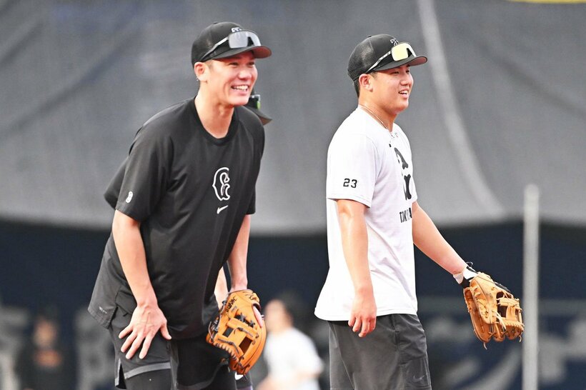 ともにドラフト1位の高卒内野手と、共通点の多い巨人・坂本勇人(左)と石塚裕惺