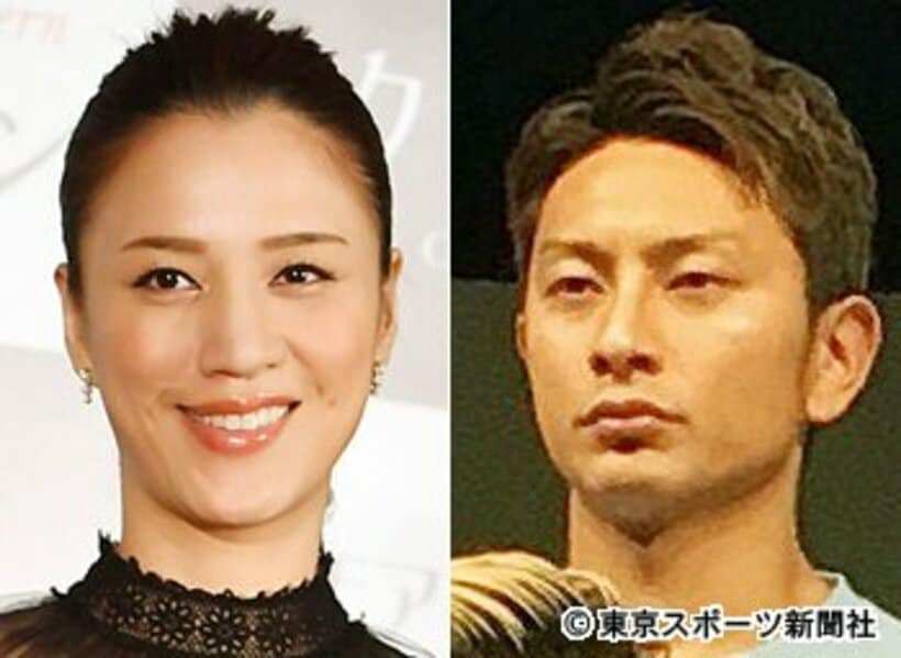  結婚した遼河はるひ（左）と鈴木彩貴