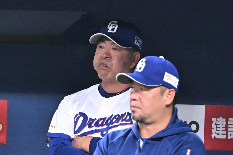 厳しい表情で戦況を見つめる中日・井上監督（左）　
