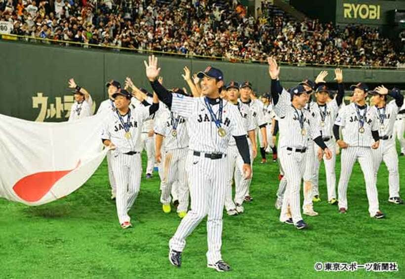  優勝を決め、場内一周する侍ジャパン