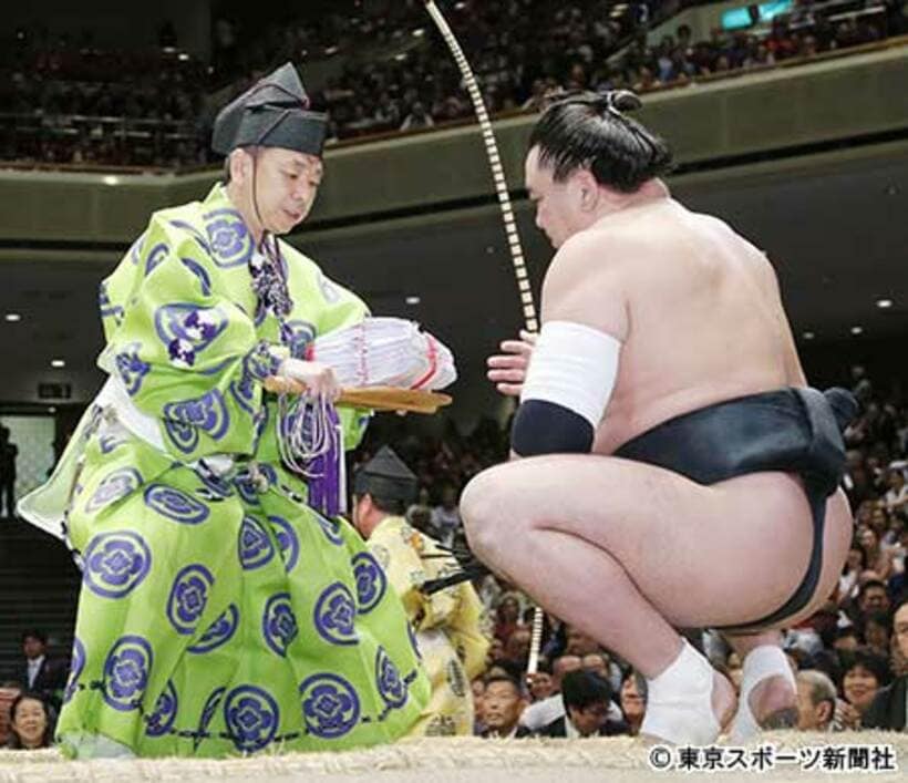  引退した日馬富士（右）に続いて、今度は行司の最高格・伊之助（左）が不祥事