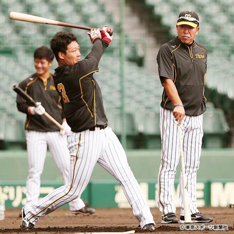  選手を指導する井上コーチ（右）
