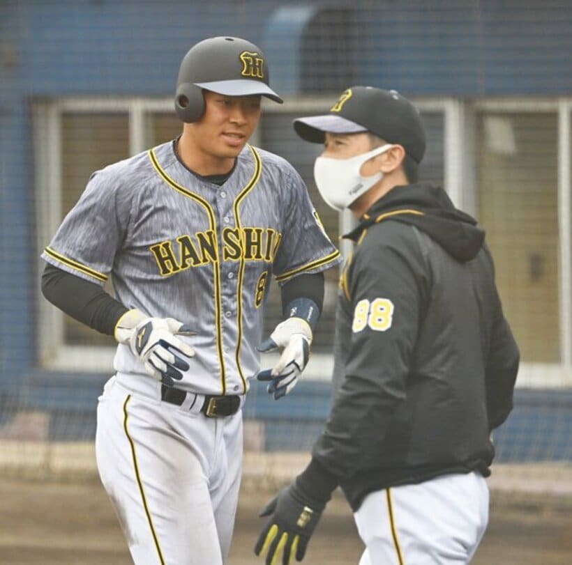  阪神・佐藤輝（左）と矢野監督