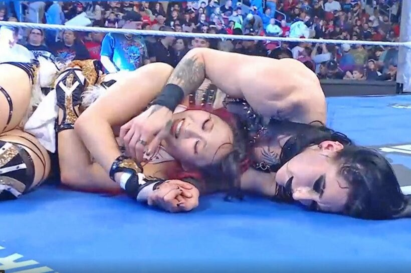 大激戦で、試合後もリング上で動けなかったイヨ・スカイ(左)とリア・リプリー（©AbemaTV, Inc.）