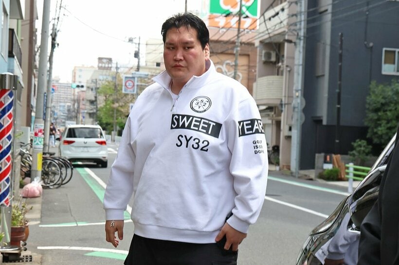 ９日午前１１時、私服で現れた伊勢ヶ浜親方