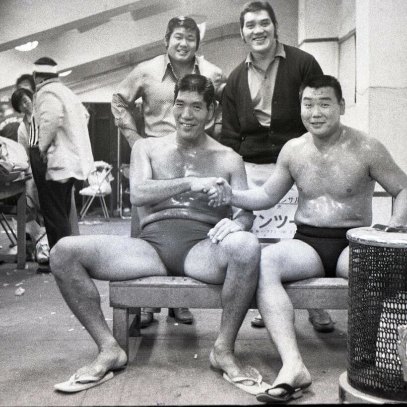  馬場は国際初登場でグレート草津（右）と快勝。後方左からマイティ井上、ストロング小林