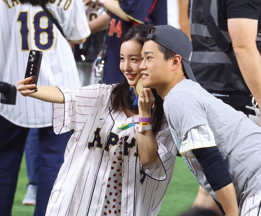 夫のヤクルト・高橋奎二(右)と夫婦で自撮りする板野友美