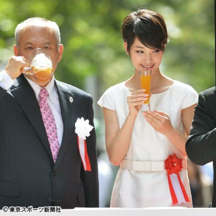 舛添東京都知事（左）らとともにイベントに登場した剛力