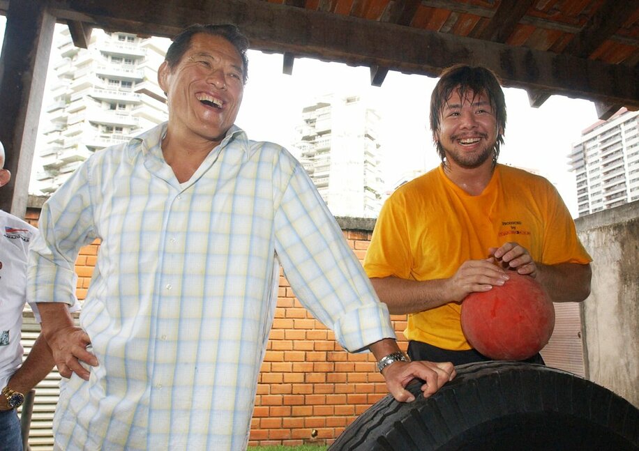  中邑(右)にとって猪木氏は永遠の師匠だ（２００３年、ブラジル・リオデジャネイロ＝東スポWeb）