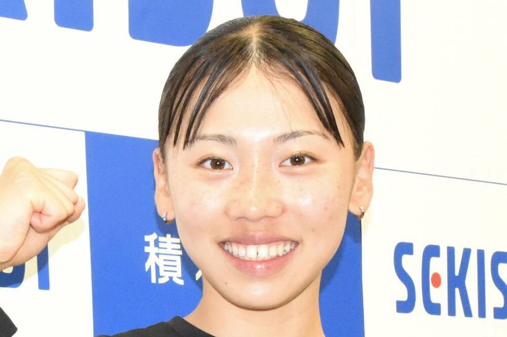 ピアスを身に着ける久保凛
