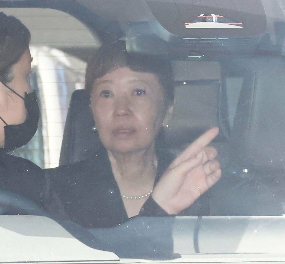 中村玉緒さん告別式に出席する浅田美代子