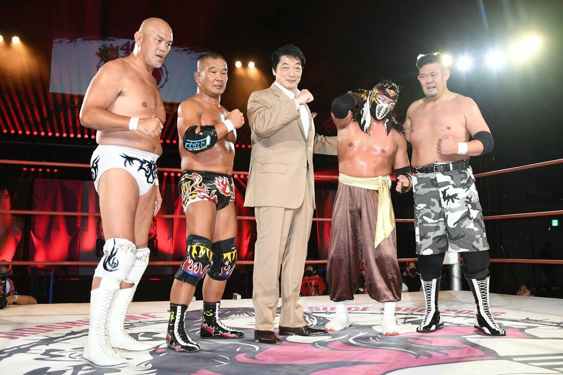 試合後、特別立会人の小橋建太(中)と記念撮影したハヤブサたち