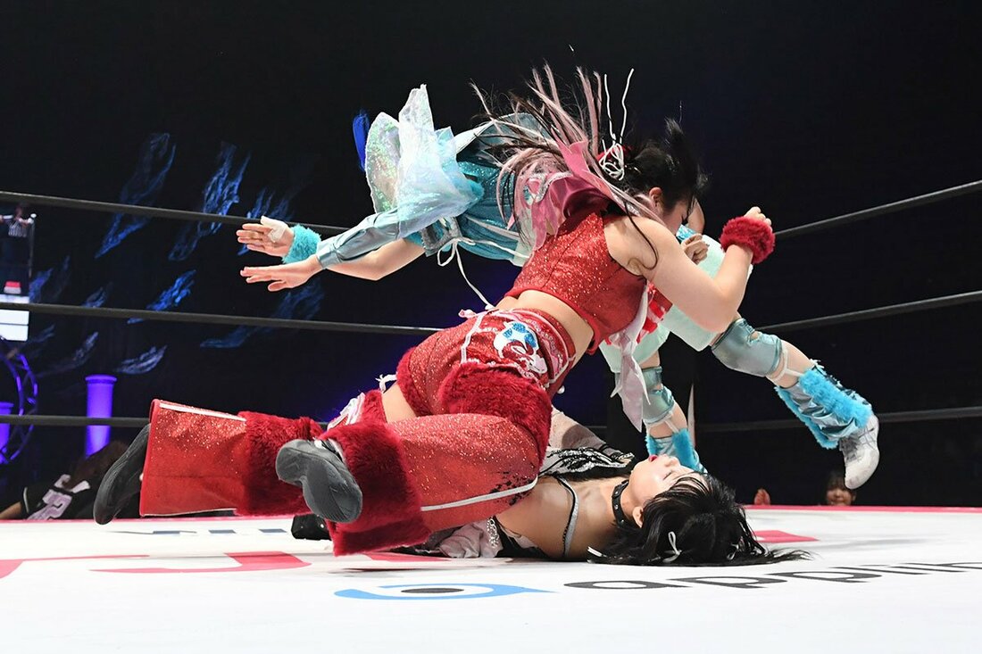 辰巳リカ(下)にＷプレスを放つ愛野ユキ(左)と風城ハル