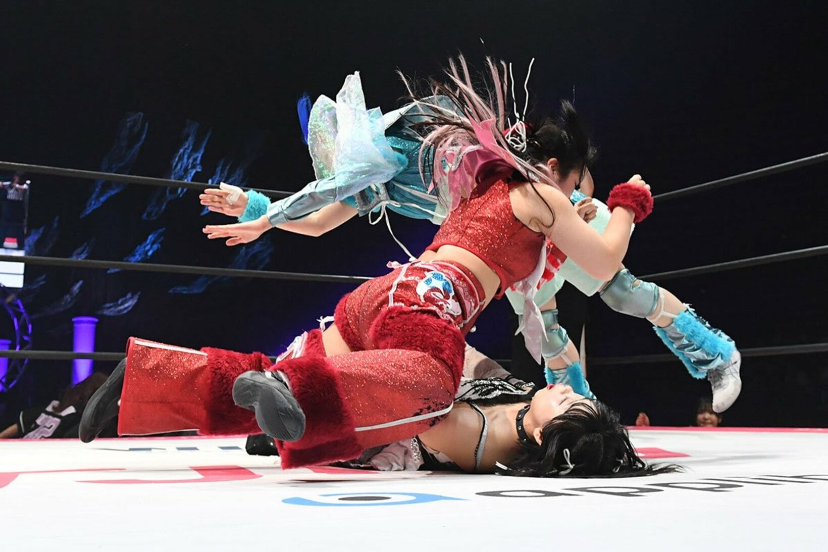 辰巳リカ(下)にＷプレスを放つ愛野ユキ(左)と風城ハル
