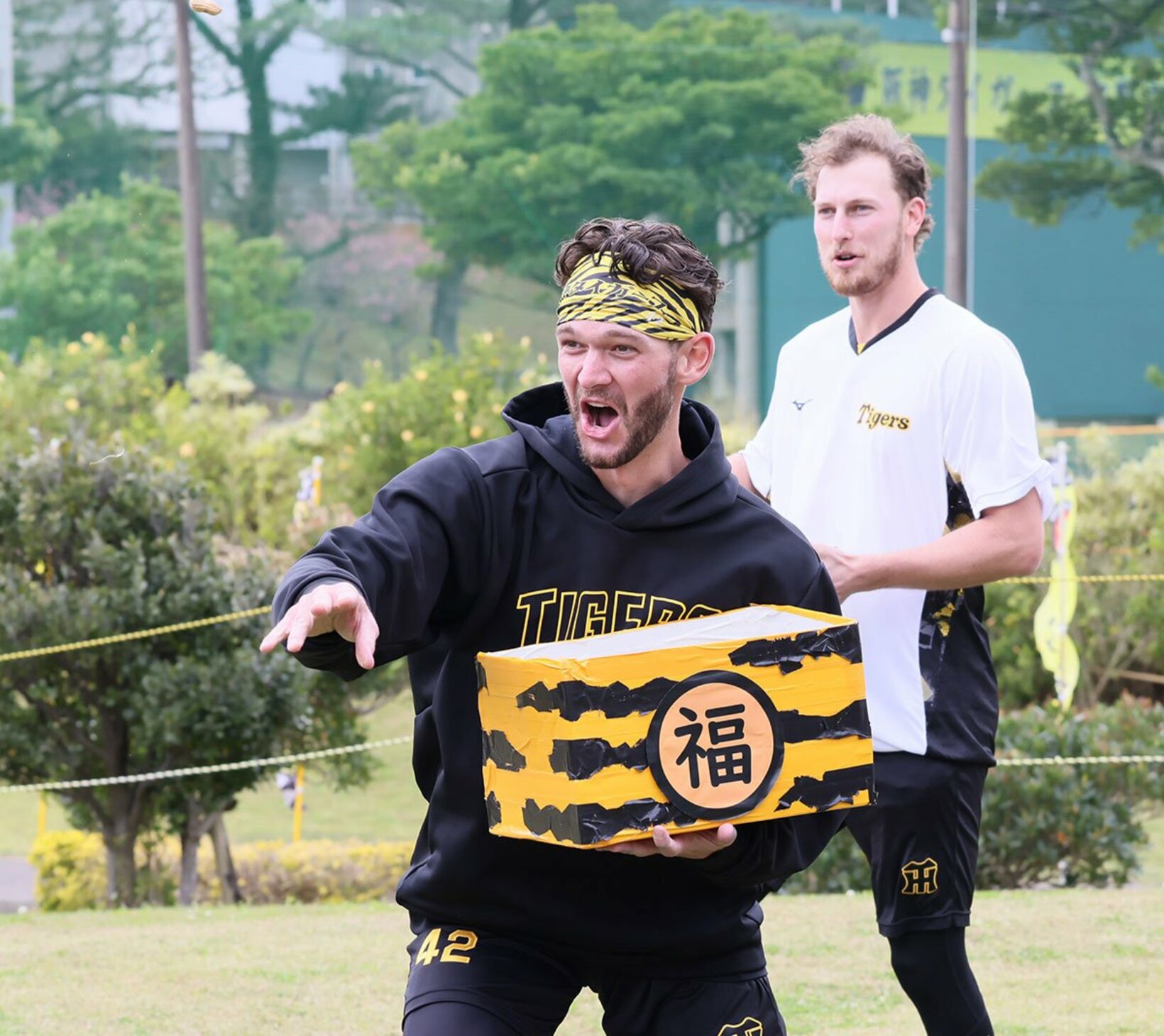 豪快に豆をまくカイル・ケラー