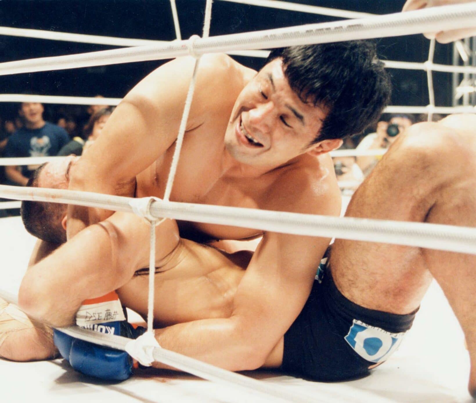 ホイラー（下）を締め上げる桜庭（９９年１１月）