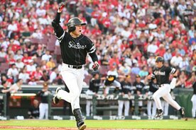 ２回、２点適時打を放ちガッツポーズのソフトバンク・前田純　