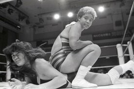若手によるトーナメントで工藤（下）は宍戸（アジャコング）に敗れて準優勝（８７年８月）