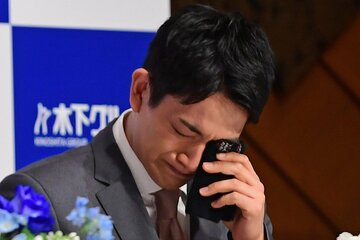 涙を拭う木原龍一