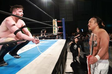 試合後も睨み合った後藤（右）とカラム