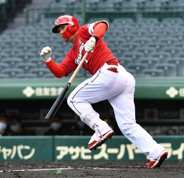  ３回に先制の適時二塁打を放った広島・鈴木誠