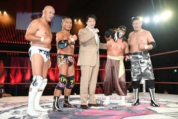 試合後、特別立会人の小橋建太(中)と記念撮影したハヤブサたち