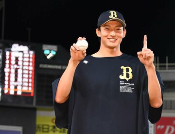  プロ初勝利を挙げウイニングボールを手にする山崎颯
