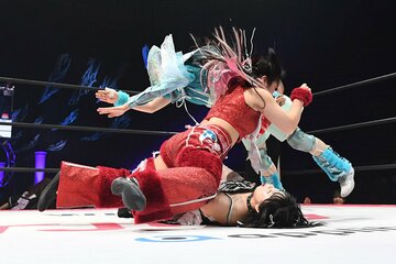 辰巳リカ(下)にＷプレスを放つ愛野ユキ(左)と風城ハル