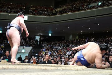金峰山（左）は大の里を突き倒して単独首位の１敗をキープ