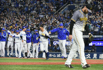  阪神はＤｅＮＡにサヨナラ負け（右は阪神・エドワーズ投手）