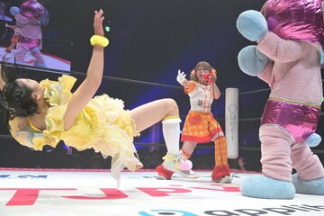 矢口真里(中)がらく(左)に繰り出した必殺のセクシービーム
