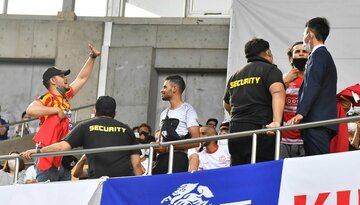  １０日のチリ戦では、警備員に注意されるチュニジアサポーターも（東スポWeb）