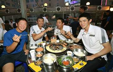  決起集会で焼肉を食べる（左）から飯塚、奥川、宮城、佐々木