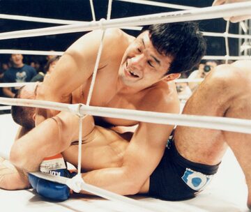 ホイラー（下）を締め上げる桜庭（９９年１１月）