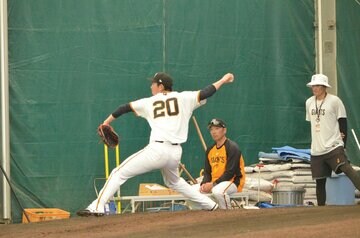 阿部慎之助監督の視線を受けながら投球する戸郷翔征