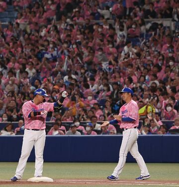 ６回裏にタイムリーヒットを放った中田翔(左)