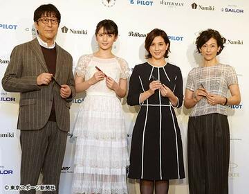  表彰された（左から）松任谷正隆氏、道重さゆみ、政井マヤ、鈴木保奈美