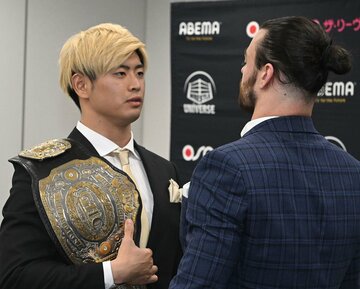 モリス（右）とにらみ合うGHC王者・清宮