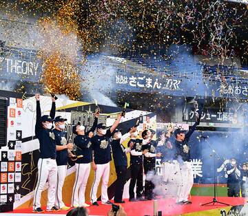  祝勝会でクラッカーを鳴らすオリックスナイン（東スポWeb）
