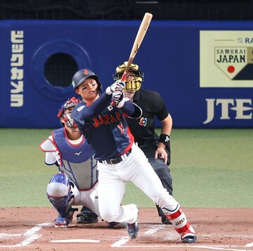 ライナーの軌道でレフトに本塁打を叩き込んだ阪神・森下翔太