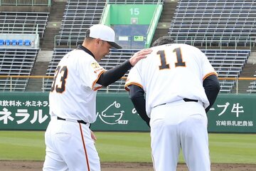 田中将大（右）の肩をたたく阿部監督