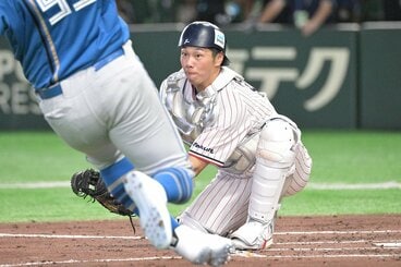 レイエス（手前）にタッチする古賀優大
