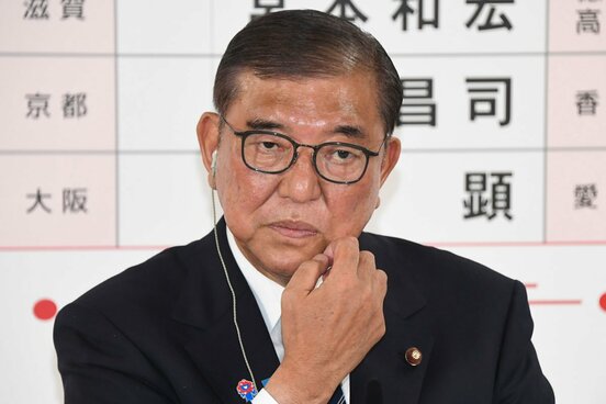 開票結果を見守る石破首相