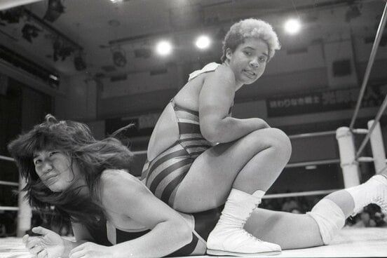 若手によるトーナメントで工藤（下）は宍戸（アジャコング）に敗れて準優勝（８７年８月）