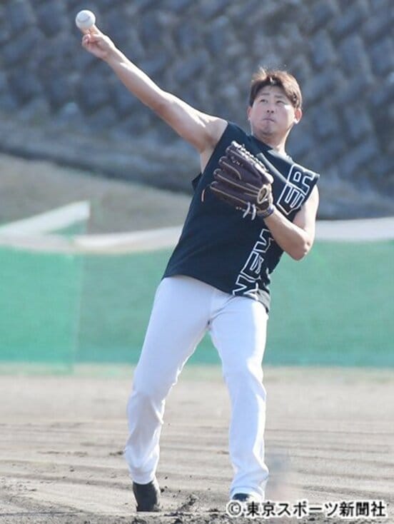 キャッチボールで汗を流す松坂