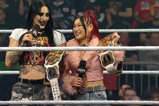 ロウのオープニングに登場したイヨ・スカイ（右）とリア・リプリー(©AbemaTV,Inc.）