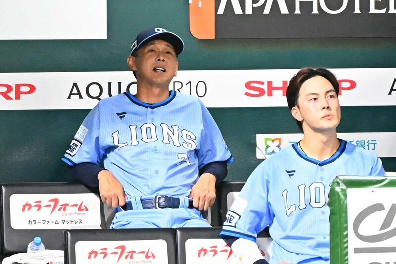 ベンチで天を仰ぐ西武・西口監督(左)